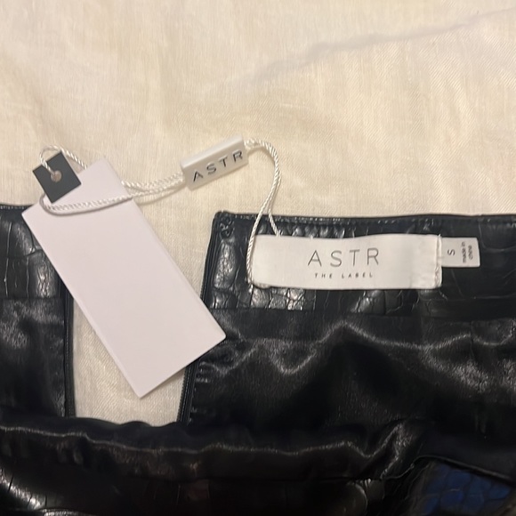 ASTR the label black snakeskin skirt - Picture 2 of 2